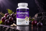 Frasco de NAD+ Resveratrol Complex 1800 mg junto a uvas, 90 cápsulas antioxidantes