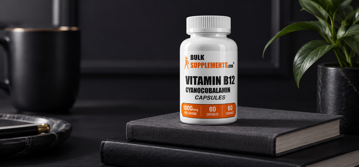 Vitamina B12 sobre un velador, lista para tomar como parte de la rutina diaria